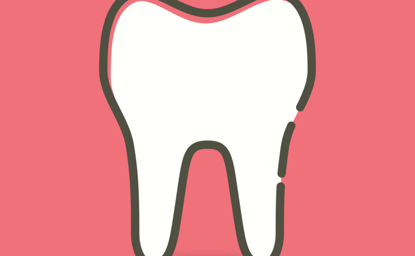 Ładne urodziwe zęby również godny podziwu prześliczny uśmieszek to powód do płenego uśmiechu.